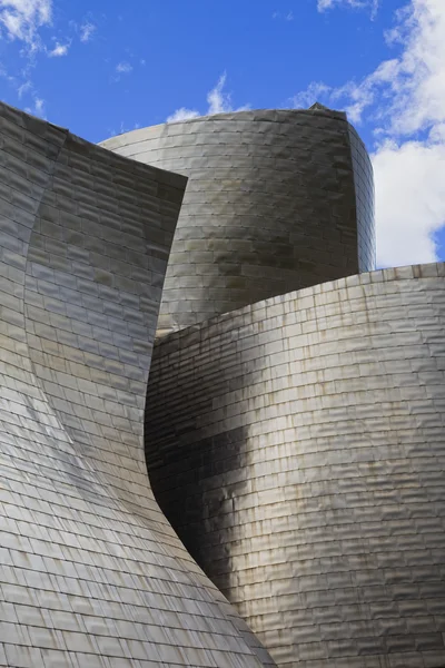 Detalle del Museo Guggenheim Bilbao contra un cielo azul nublado — Foto de Stock