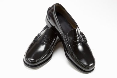 Yeni adamın çift siyah ayakkabı