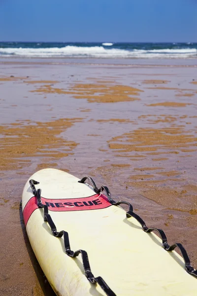 Rettungs-Surfbrett am Strand — Stockfoto