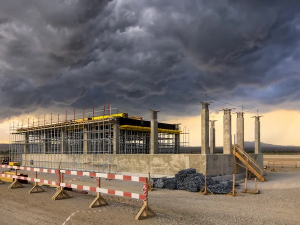 Lavori di costruzione su un cielo tempestoso — Foto Stock