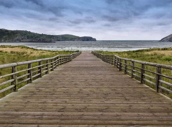 Wooden walkway to the sea — Stock Photo, Image