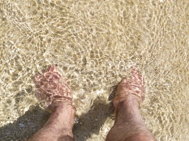 Kumsalda dinleniyorum.