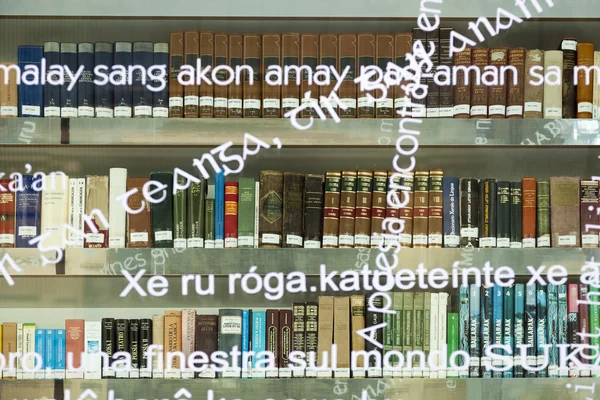 Böcker i ett bibliotek — Stockfoto