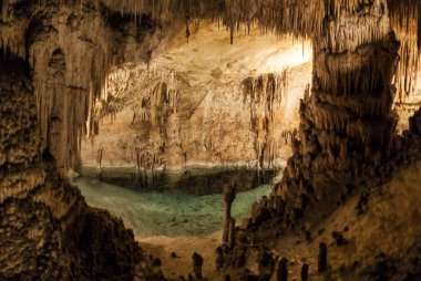 Coves del Drach 'ta küçük bir göl