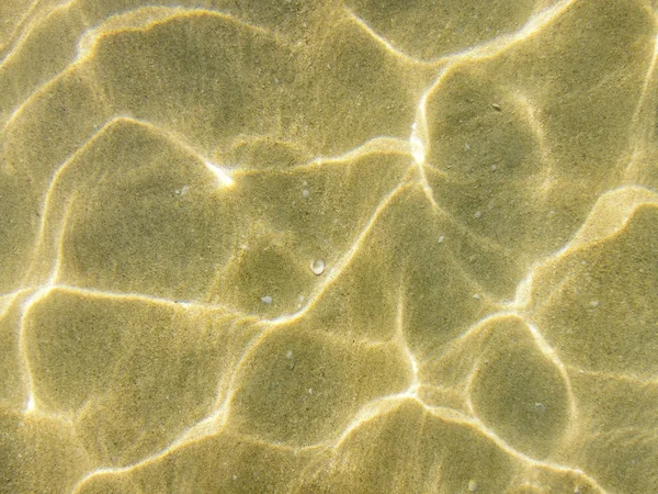 Ondulação de ondas de água reflexão sobre a areia — Fotografia de Stock