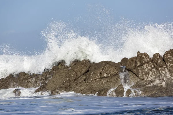 Wave breacking against the rocks — Stock Photo, Image