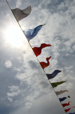 Güneş rengi bayraklarla