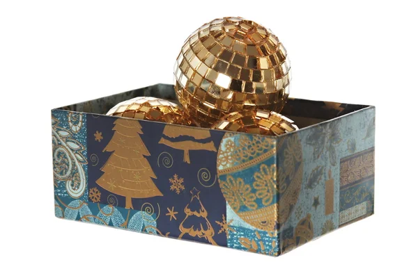 Bolas de Navidad en la caja de año nuevo paralelepípedo sin tapa —  Fotos de Stock