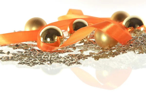 Composición navideña con guirnalda y bolas y cinta —  Fotos de Stock