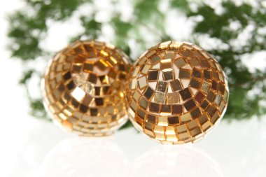 İki Noel topları firtree üzerinde