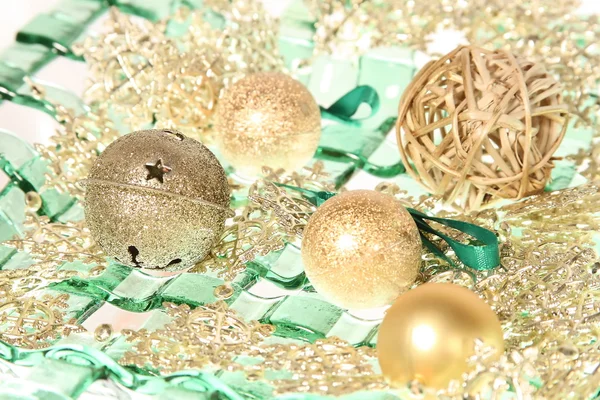 Campana de jengibre con bolas de Navidad —  Fotos de Stock