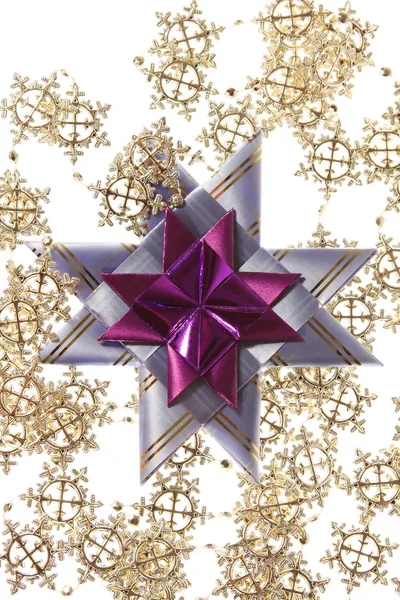 Gran estrella púrpura en la guirnalda de plata —  Fotos de Stock