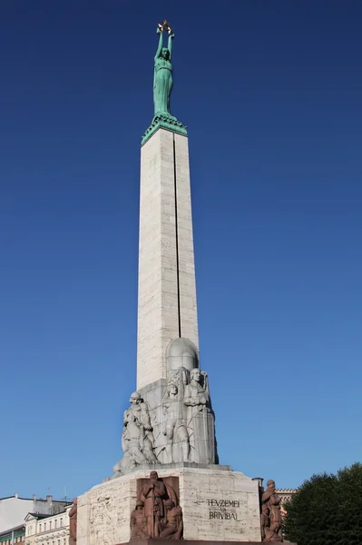 El Monumento a la Libertad es un monumento ubicado en Riga — Foto de Stock