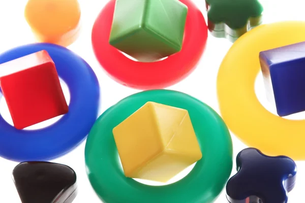 Brinquedo anéis de fundo e cubos isolados — Fotografia de Stock