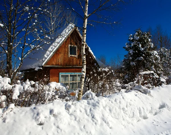 Cabaña en bosque invierno — Foto de Stock