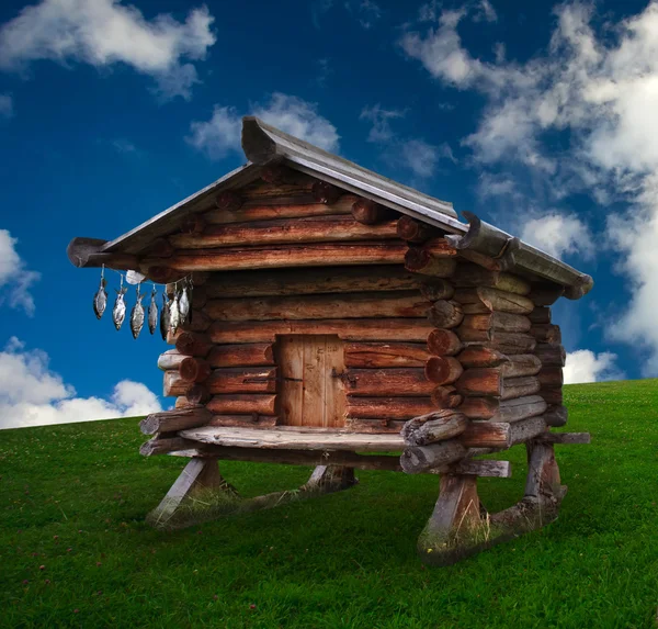 Campo sobre un fondo de la cabaña del cielo azul —  Fotos de Stock