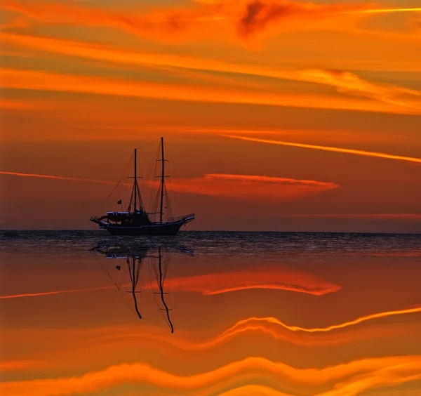 Segeln bei Sonnenuntergang — Stockfoto