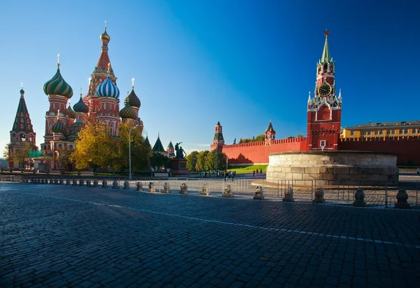 Voorspraak kathedraal (st. basil's) en het kremlin Spasski toren van Moskou op het Rode plein in Moskou. Rusland. — Stockfoto