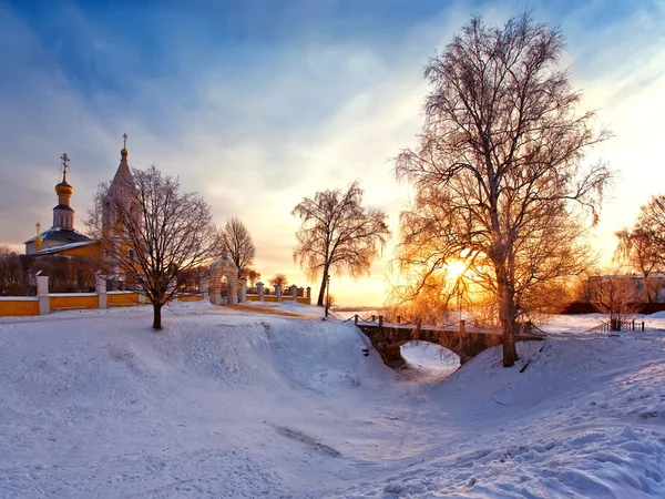 Igreja russa século XIV ao pôr-do-sol. Gorodnya. — Fotografia de Stock