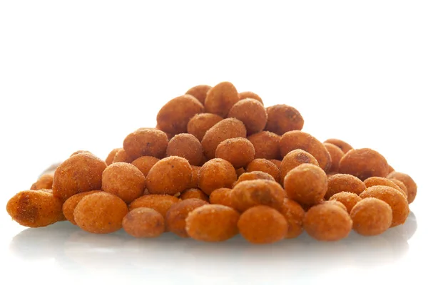 Crunchy Peanut 'a yakın plan, besan kaplamalı fıstık. (aperatifler), Hint baharatlı çerezleri (Namkeen), bir yığın halinde, beyaz arka plan üzerinde izole