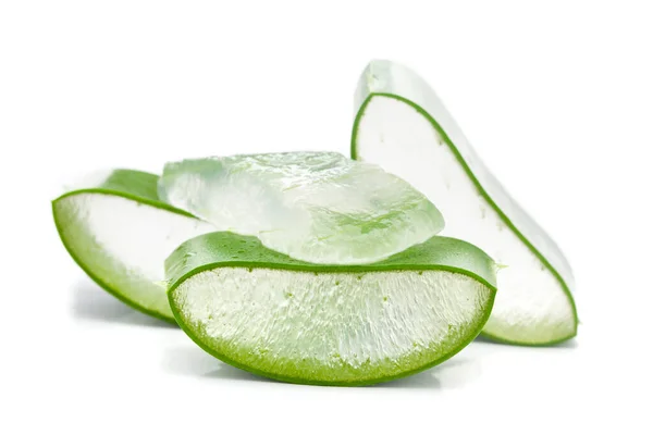 Yakın plan organik yeşil aloe vera şeffaf jel beyaz üzerine izole, ışık şeffaf jel içinden geçer. 