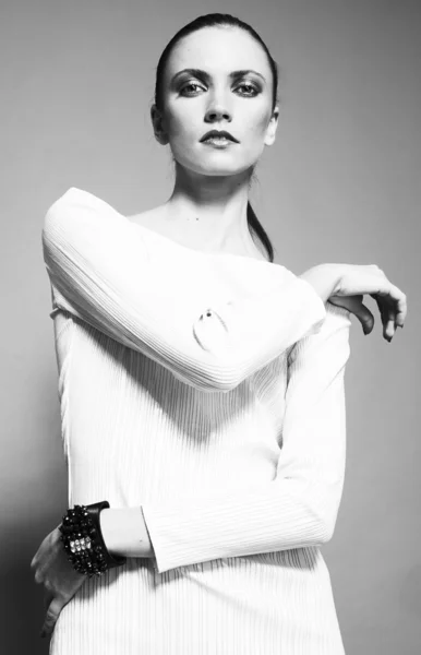 Studio fashion shot of a model in white dress with jewelery isol — Stock Photo, Image