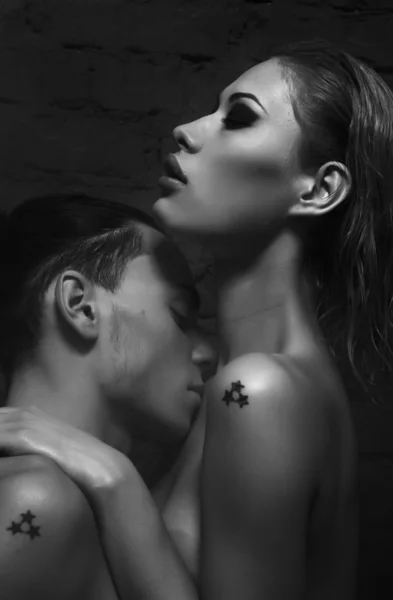 Schöne sexuelle erotische nackte Paar lecken posiert lizenzfreie Stockbilder
