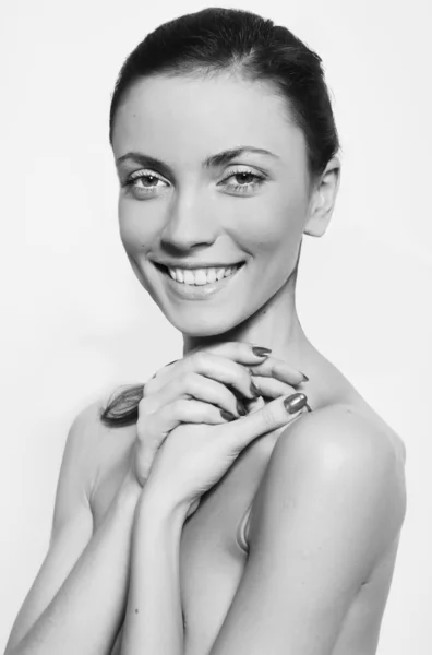 Primer plano limpio retrato natural de hermosa modelo sonriente aislado — Foto de Stock