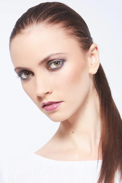 Closeup beleza limpo retrato natural do modelo feminino isolado — Fotografia de Stock