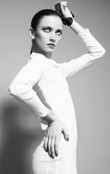 Ateliermodenschau von wunderschönem Model im weißen Kleid mit Amazi — Stockfoto