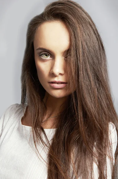 Retrato de cor de mulher bonita com cabelo incrível isolado — Fotografia de Stock
