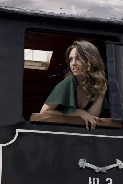 Bella donna che guarda attraverso la finestra nel vecchio treno — Foto Stock