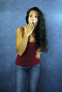 genç bir latin kadın portresi