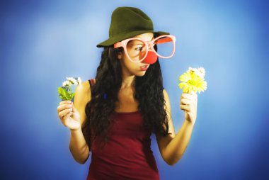 genç kız gülümseyerek palyaço