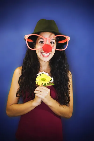 Молода дівчина посміхається клоун — стокове фото