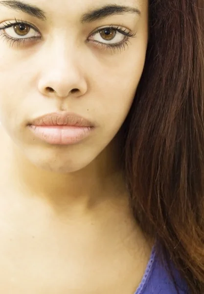 Aantrekkelijke zwarte vrouw geïsoleerd op wit — Stockfoto