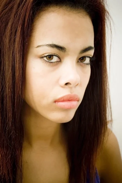 Atraktivní černá žena izolovaných na bílém — Stock fotografie