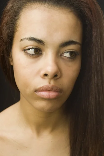 Mulher negra atraente isolado em branco — Fotografia de Stock
