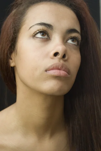 Mulher negra atraente isolado em branco — Fotografia de Stock