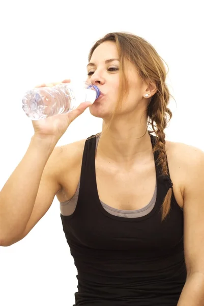 Hermosa mujer bebiendo agua después de practicar deportes —  Fotos de Stock