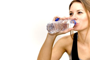 Spor oynadıktan sonra güzel kadın içme suyu