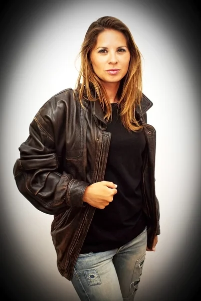 Portret van jonge mooie vrouw met zwarte shirt — Stockfoto