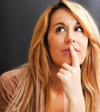 çekici bir kadın üzerinde beyaz izole