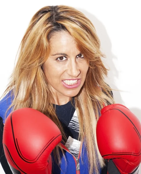 Vacker kvinna med boxhandskar — Stockfoto