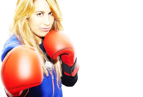 Vacker kvinna med boxhandskar — Stockfoto