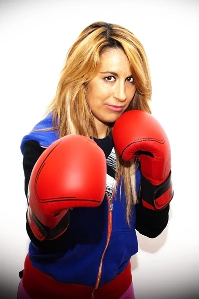 Belle femme avec des gants de boxe — Photo