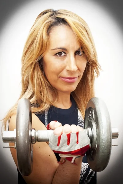 Beautiful woman lifting dumbbell — Stock Photo, Image