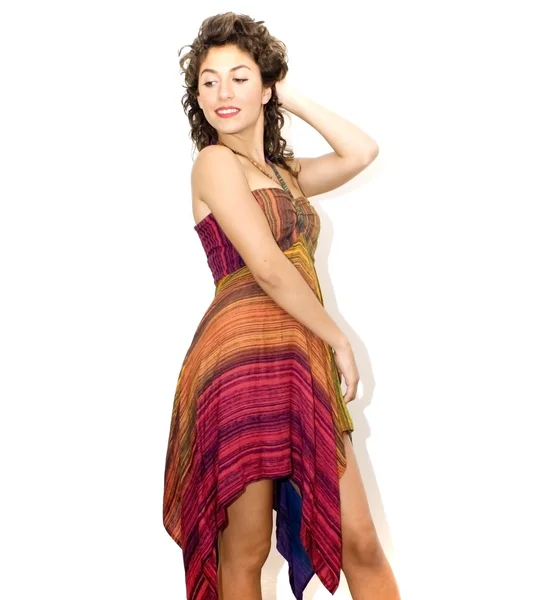Mooie vrouw met kleuren jurk — Stockfoto