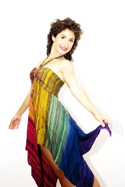 Mooie vrouw met kleuren jurk — Stockfoto