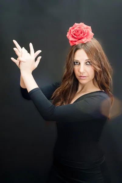 Vrouw met typische jurk van flamenco — Stockfoto